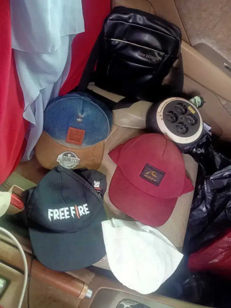 Di jual semua asesoris pria ,topi dll wa dan hp murah meriah