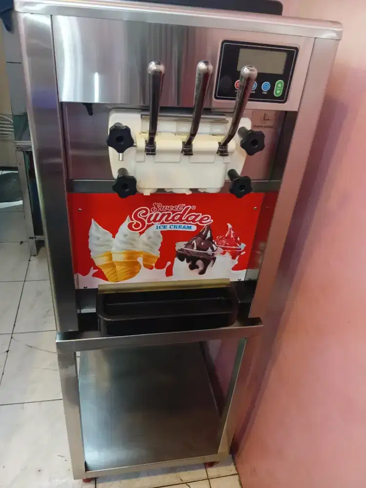 Mesin Es Krim WIR818T – 3 Valve 18L/h Table Type