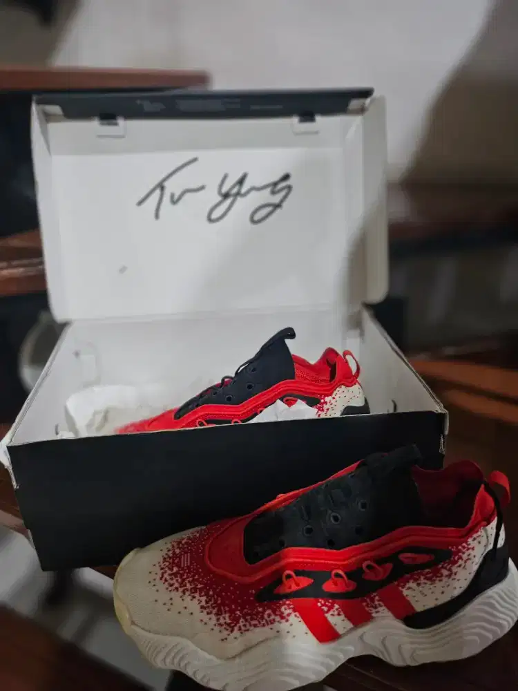 Sepatu Adidas trae young 3