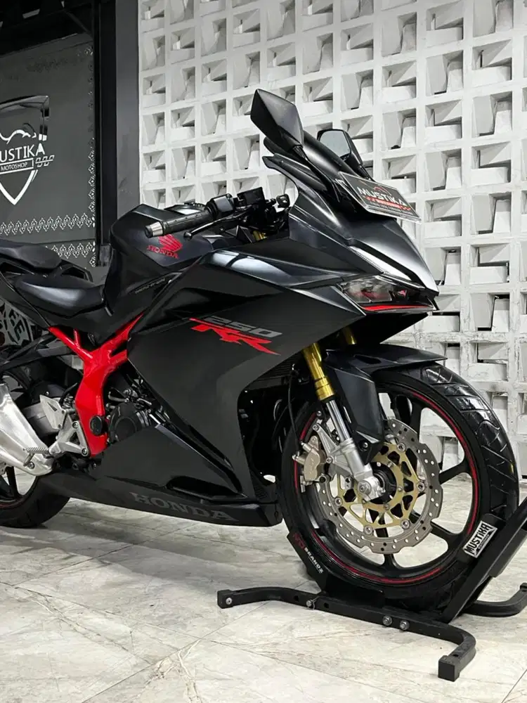 HONDA CBR 250RR 2019 ISTIMEEAH - Chintia Mustika