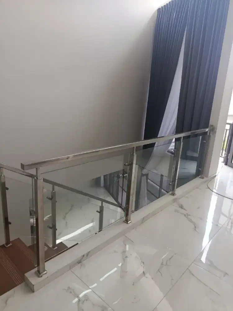 Reling tangga stanlis kaca