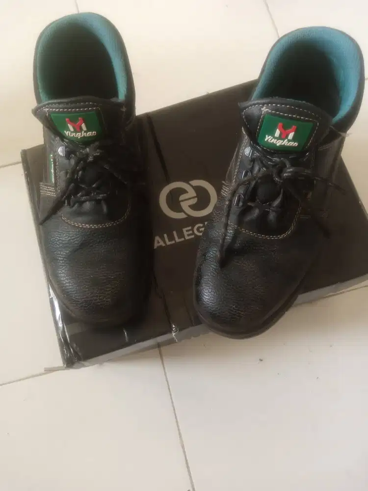 sepatu safety Uk 43