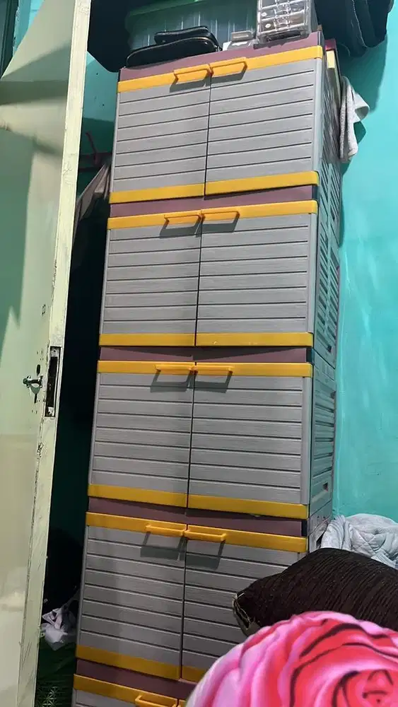 Lemari plastik bekas