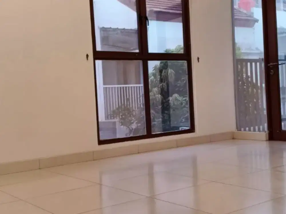 Sewa Rumah Semi Furnish Lokasi Strategis Dan Bebas Banjir Di JGC