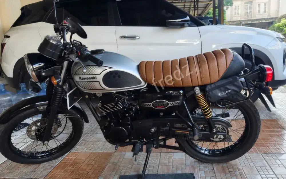 Kawasaki W175 Cafe, 2023, Low KM, tgn ke 1, pajak on, no minus mulus