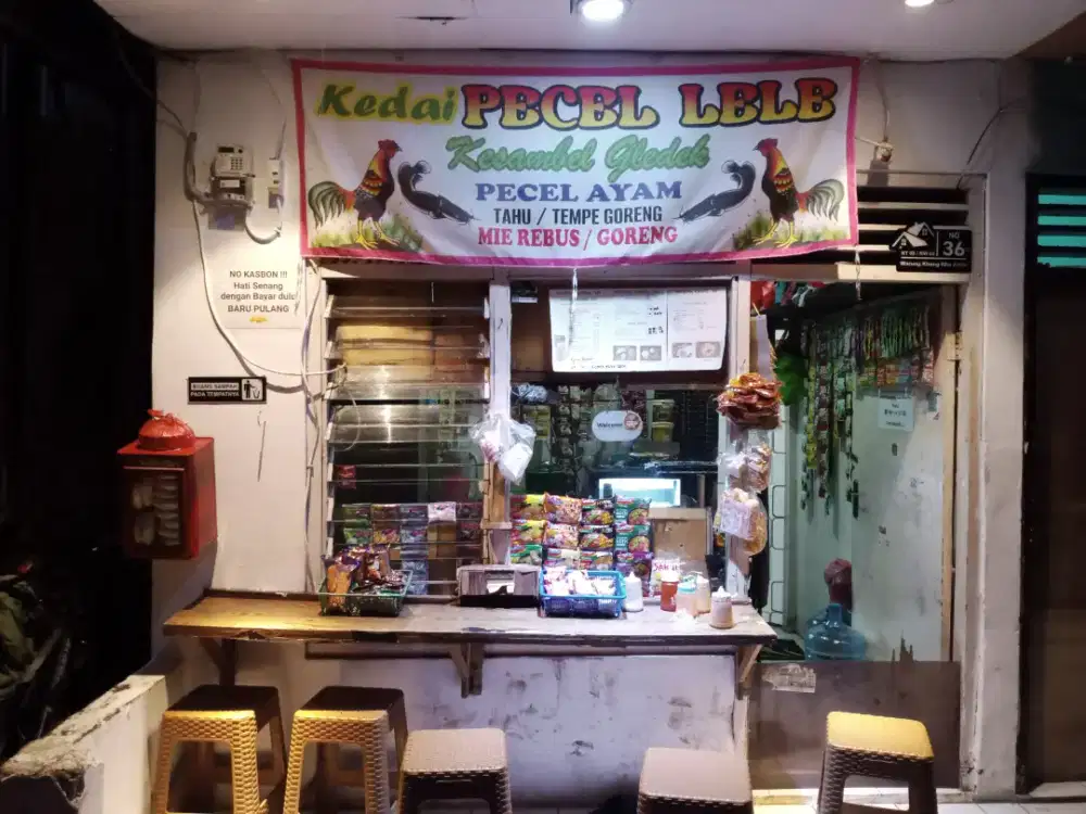 Penjaga warung pecel dan minuman