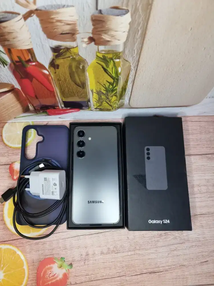 Jual hp istimewa Samsung s24 5g 8/512 likenew free adaptor n case