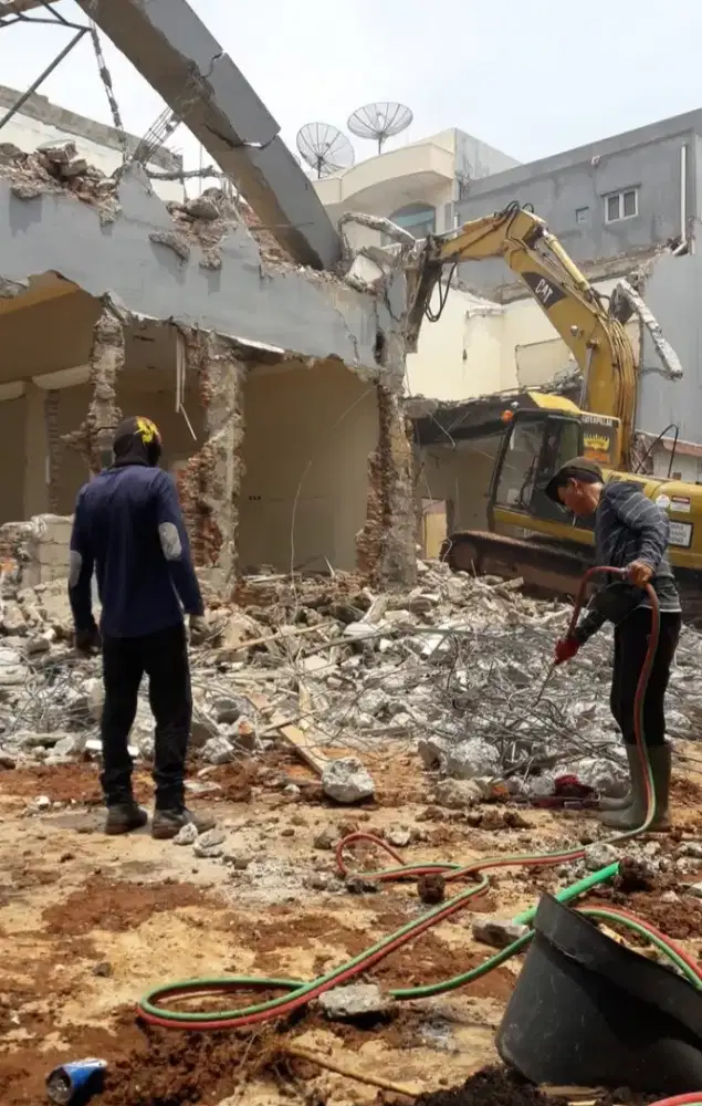 Terima bongkar bangunan rumah tua , gudang dll . AREA JABOTABEK