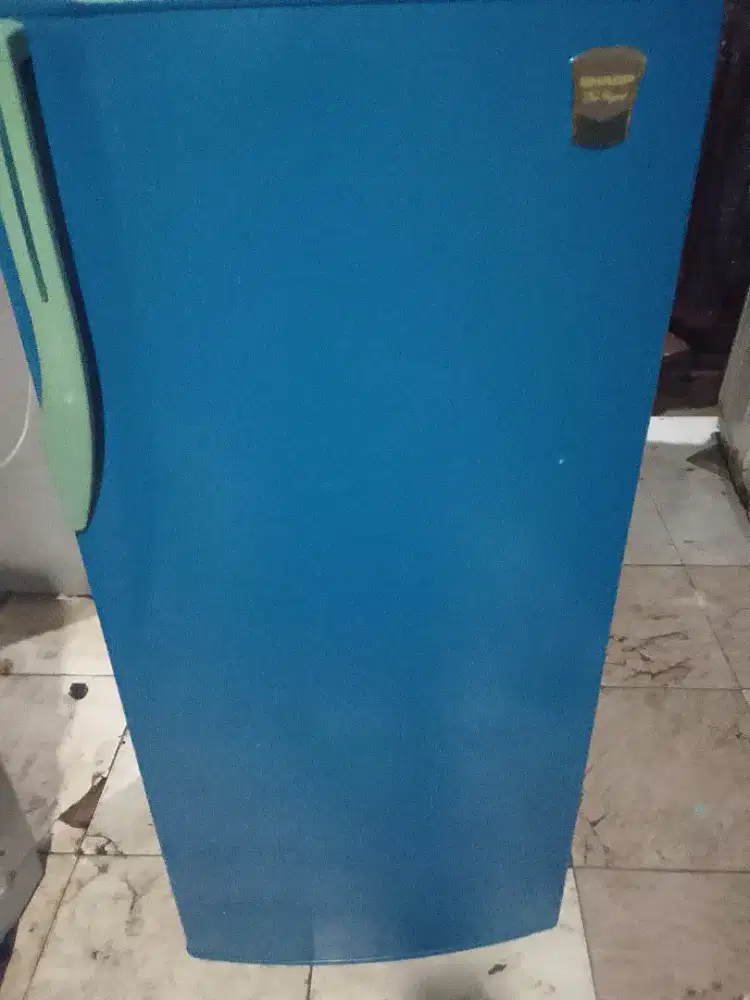 Kulkas merek sharp kondisi normal tinggal pake