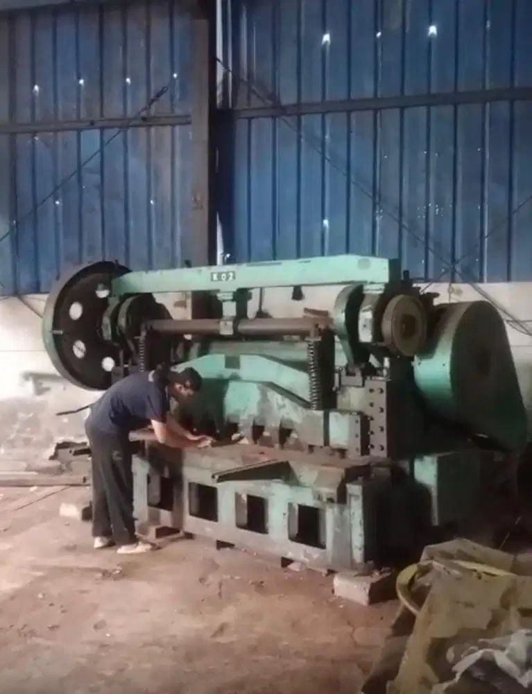 Mesin  shaering press potong plat 8mm