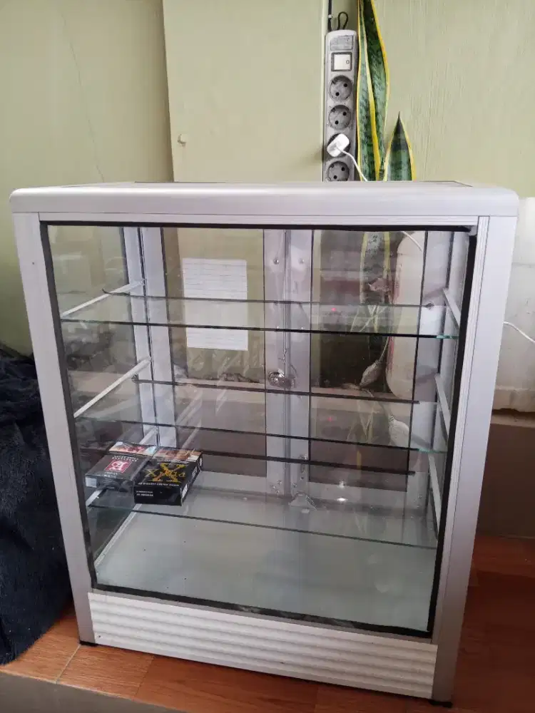 Etalase rokok second