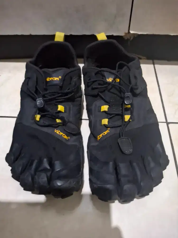 SEPATU ADVENTURE VIBRAM FIVEFINGERS