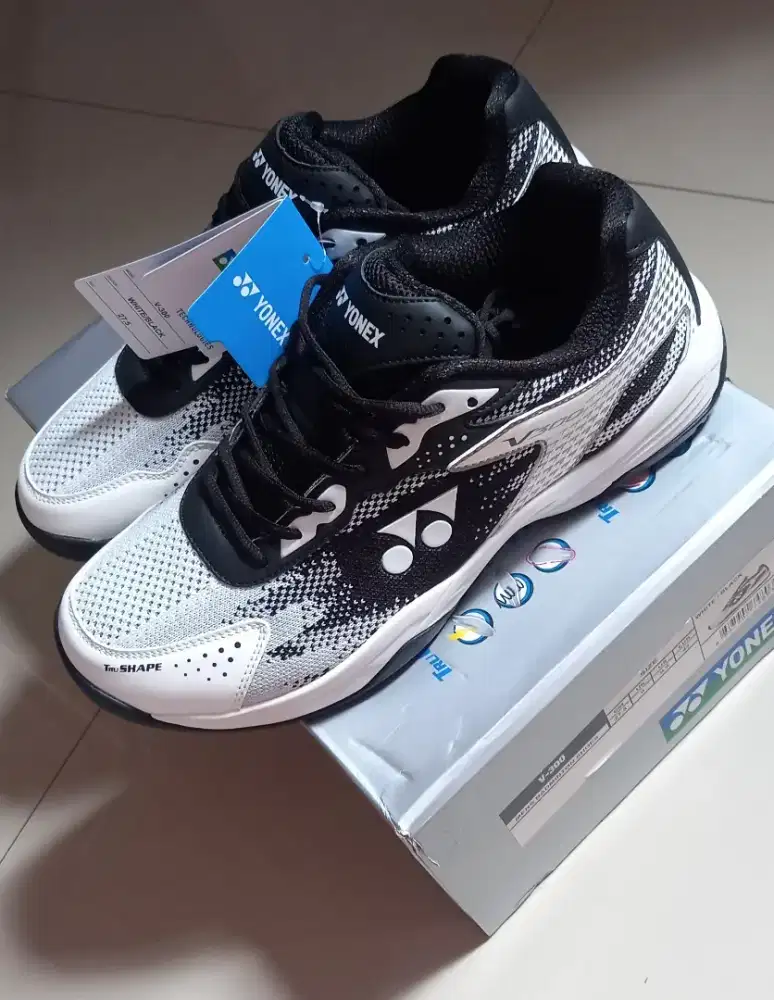 Sepatu Badminton Yonex Vello 300 size 43