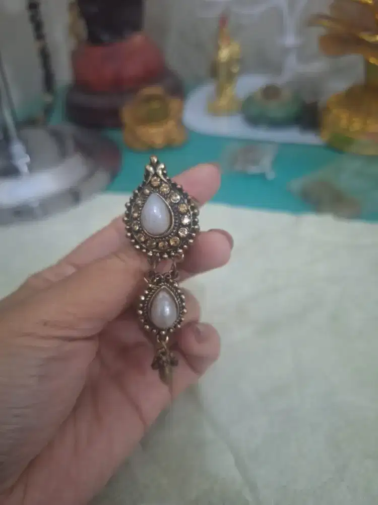 Cincin dengan dua 
Aksesoris mutiara 
Limited edition 
Barang terawat