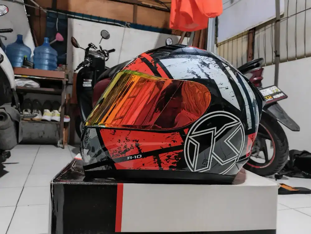 Helm KYT R10 motif