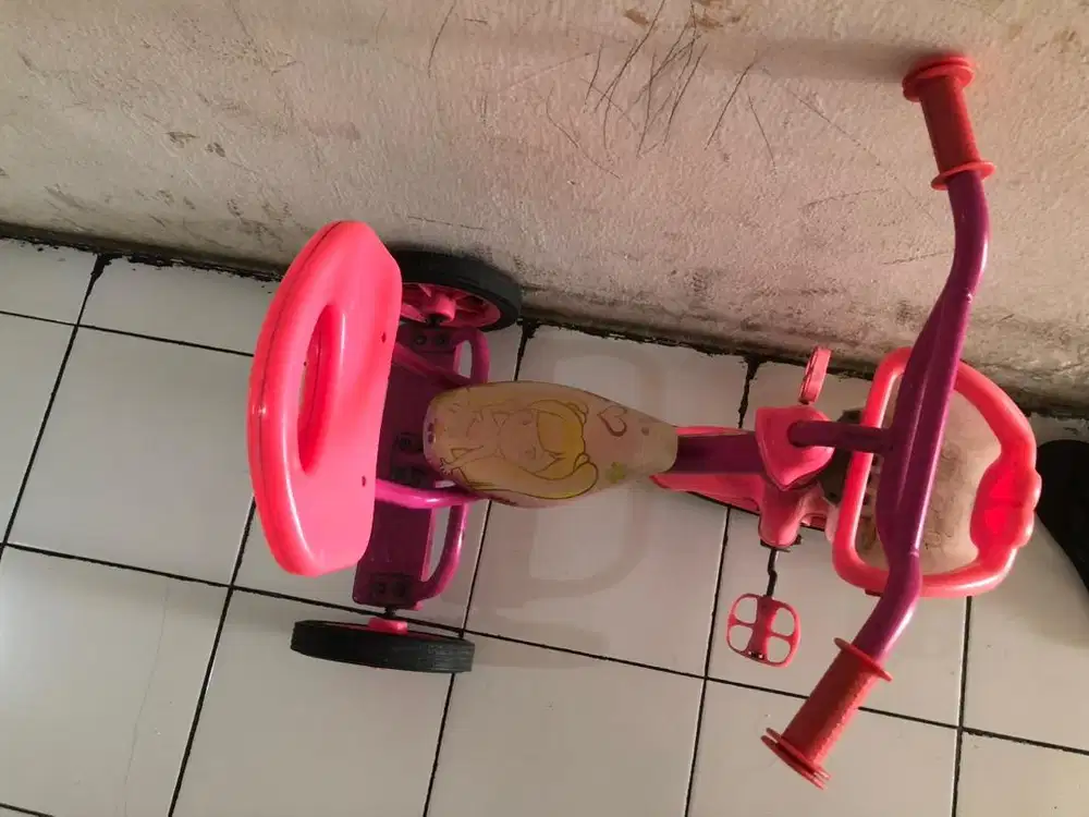 Sepeda roda 3 anak warna pink