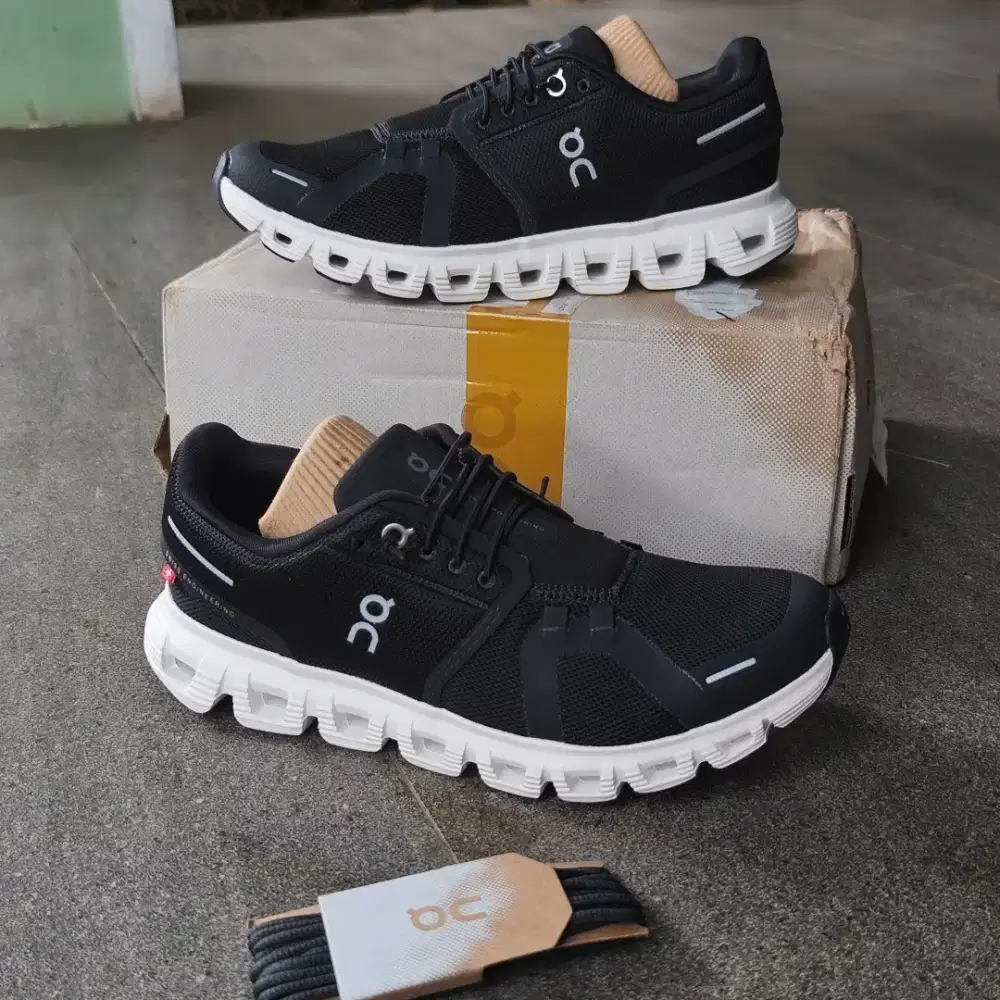 On Cloud 6 Black White Women (3WF10060299) BNIB original box penyok