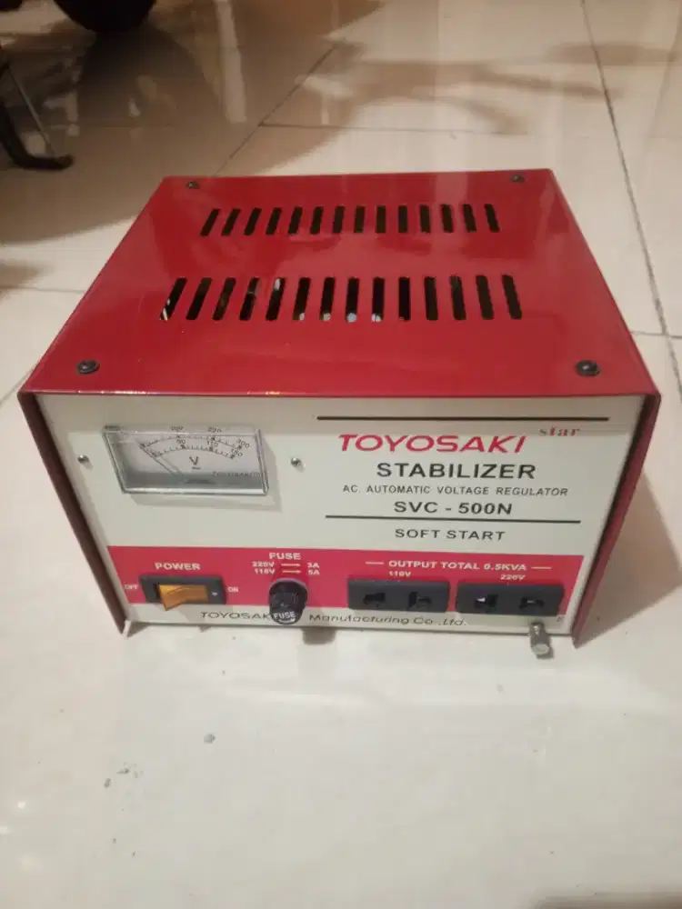 stabilizer listrik merek Toyosaki model SVC-500N.