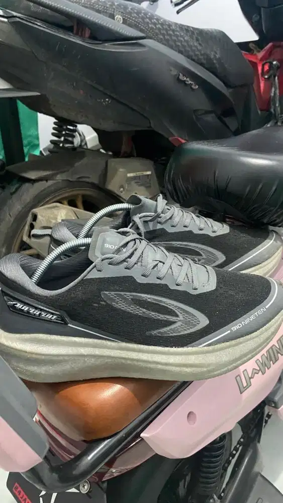 Sepatu 910nineten aurorun stride hitam abu