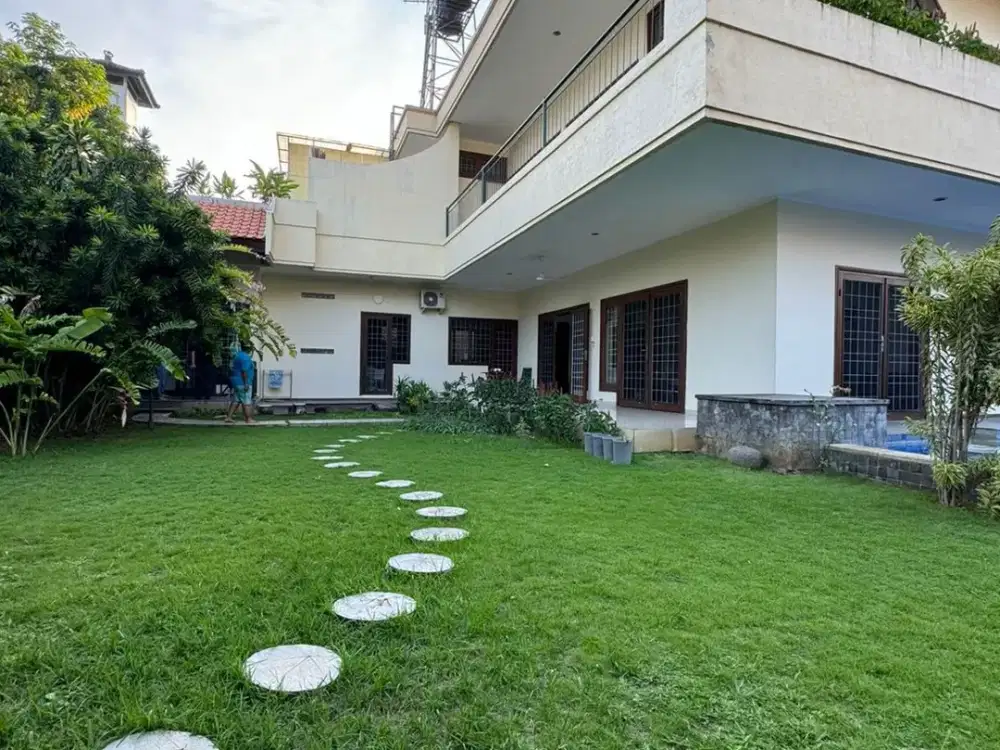 Di jual Rumah Mewah  Lokasi di Jalan Ciung Wanara Renon Denpasar Selatan. Lokasi strategis dekat Lapangan Bajra Sandi