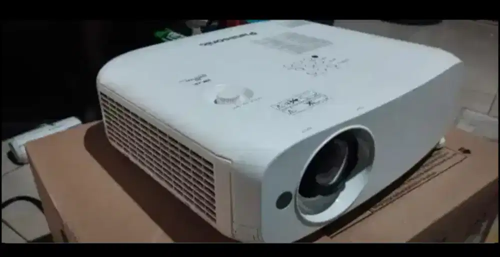 Proyektor Panasonic PT vx610 5500 lumens xga hdmi