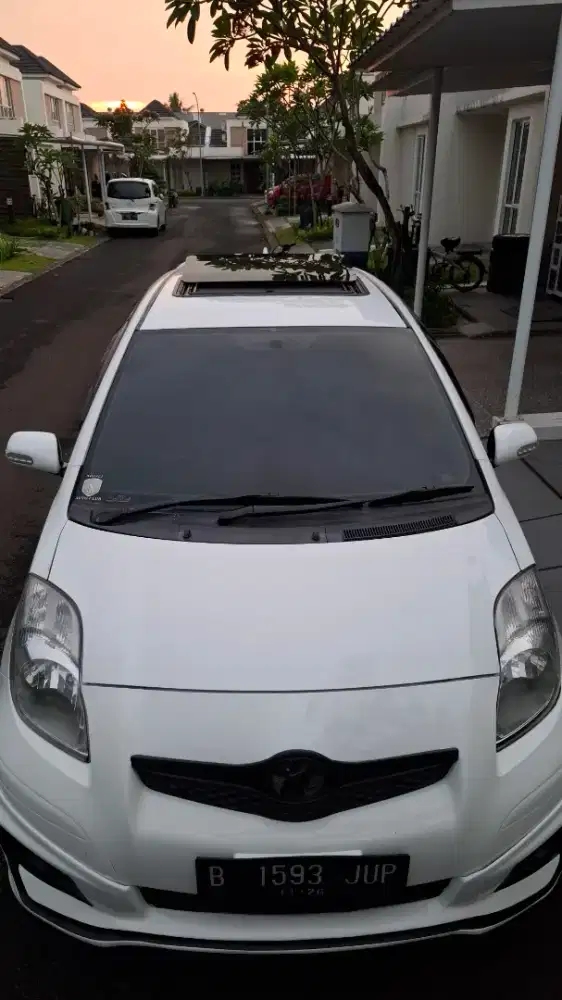 Dijual toyota yaris 2011 manual..