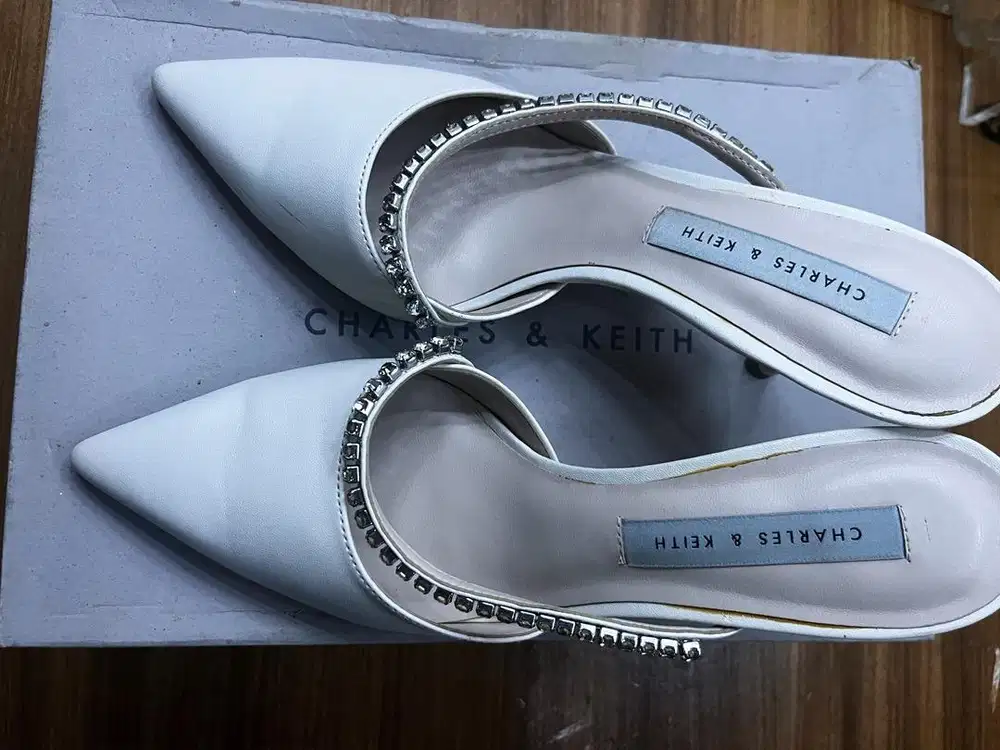 Preloved sepatu Charles n Keith warna putih