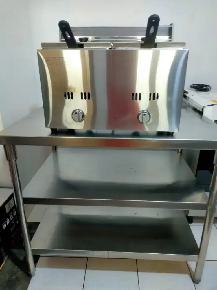 Jual beli barang bekas restoran