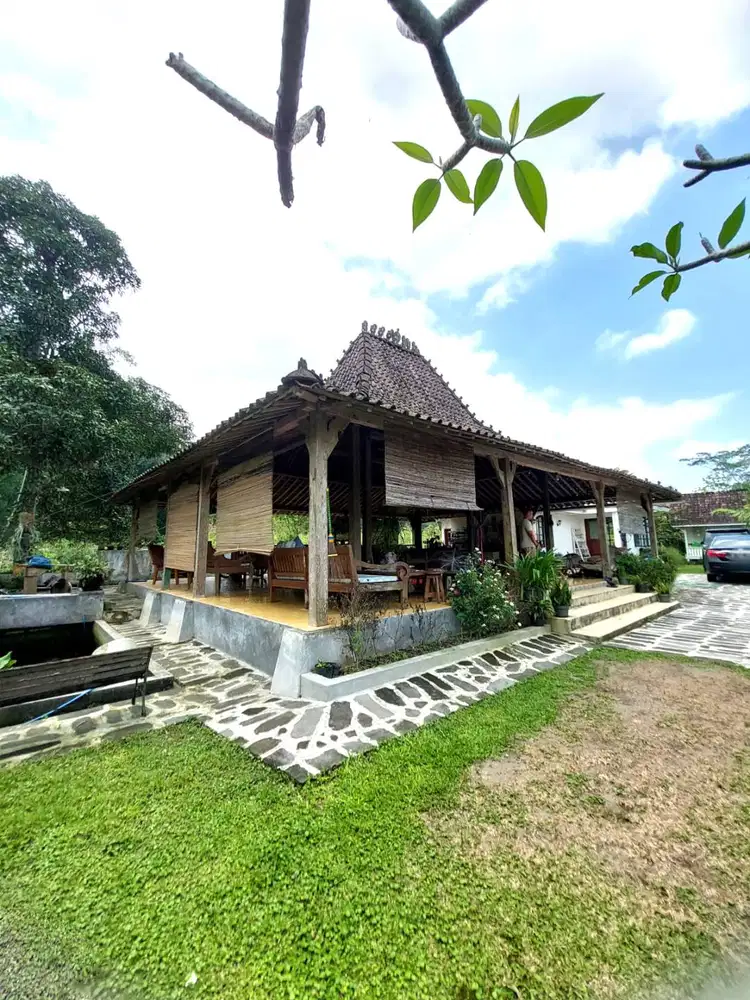 Villa Cantik dengan Joglo di Lingkungan Sejuk Pakem