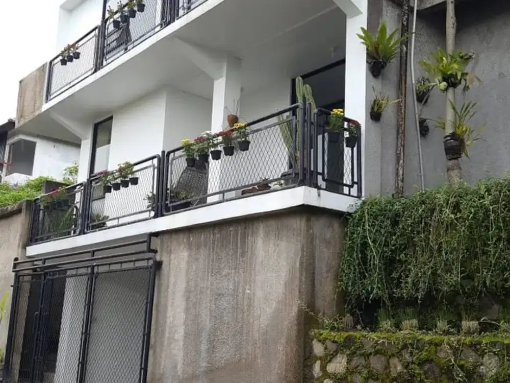 JUAL RUMAH Bangunan 4 Lantai LB 520m di Cikutra – Cocok Kost / Usaha