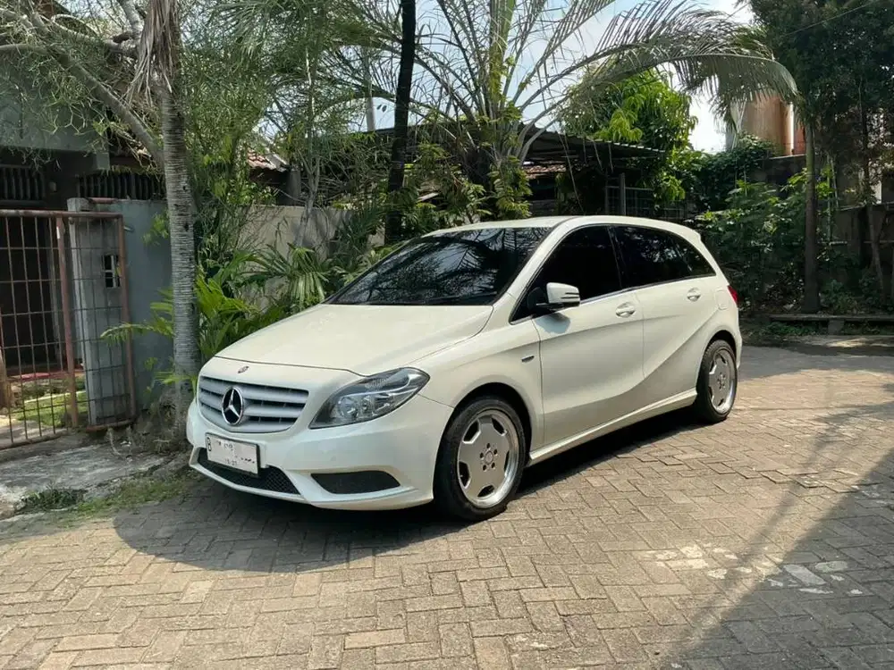 Mercedez Benz Mercy B200 (W246 243) Warna Putih Tahun 2012