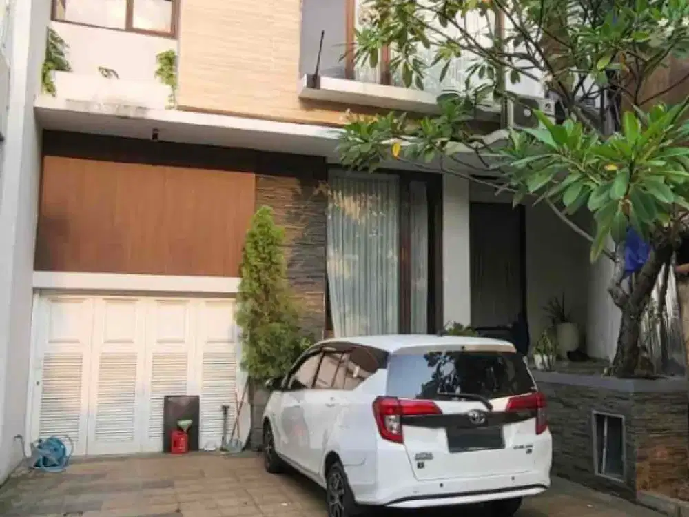 Dijual Rumah Siap Huni Lokasi Premium, ada Swimming Pool di Kebayoran Bintaro, Tangerang Selatan