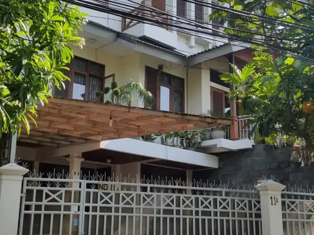 Rumah Besar Mewah Terawat di Tubagus Ismail Dago Bandung