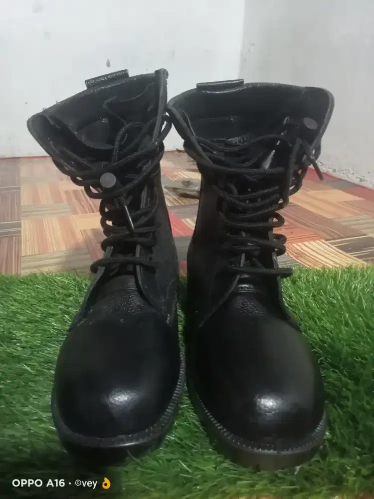 Sepatu security baru