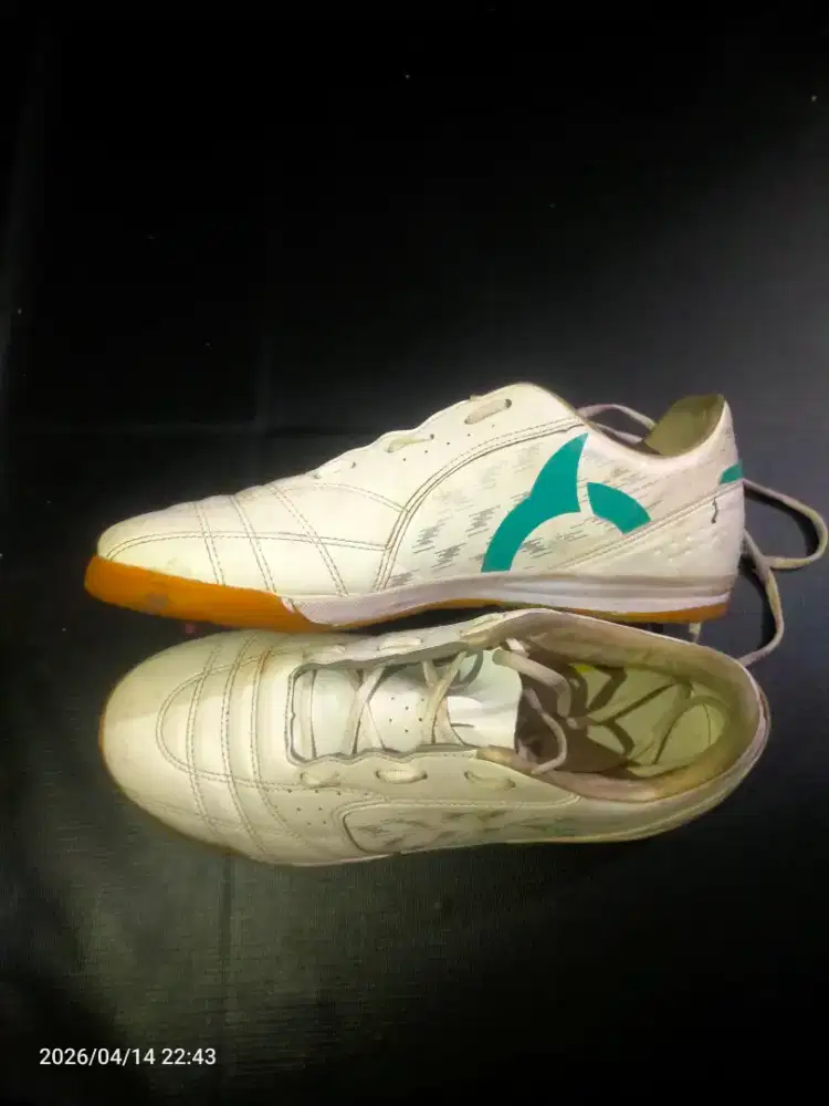 Sepatu futsal ourtuseight uk42