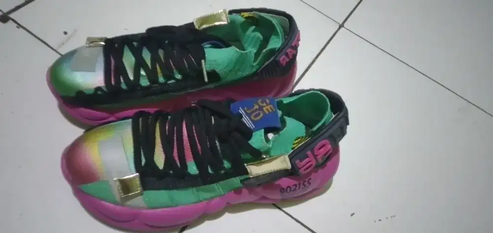 Sepatu sneaker wanita