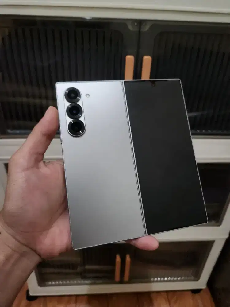 Samsung Z Fold 6 256gb Silvershadow (-bercak kecil tidak ngaruh)