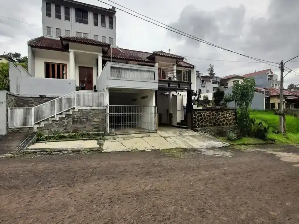 JUAL CEPAT, Rumah 3 Lantai LT 204m² – View Hijau + Air Mata Air, Value Jarang di Harga 1,5M