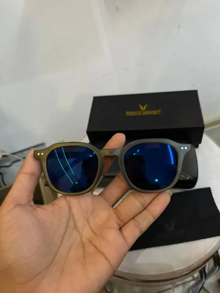 Frame kacamata GENTLE MONSTER 
Lensa bluecromic normal