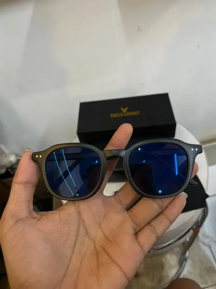 Frame kacamata GENTLE MONSTER 
Lensa bluecromic normal