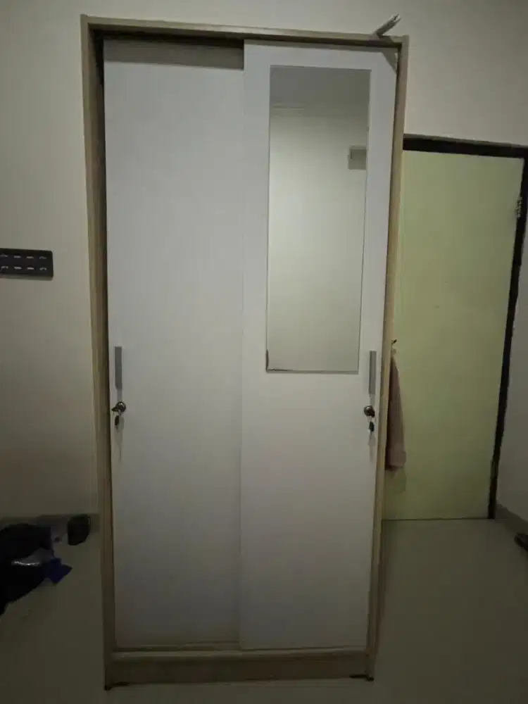 Lemari Pakaian Informa 2 Pintu – Kondisi Mulus