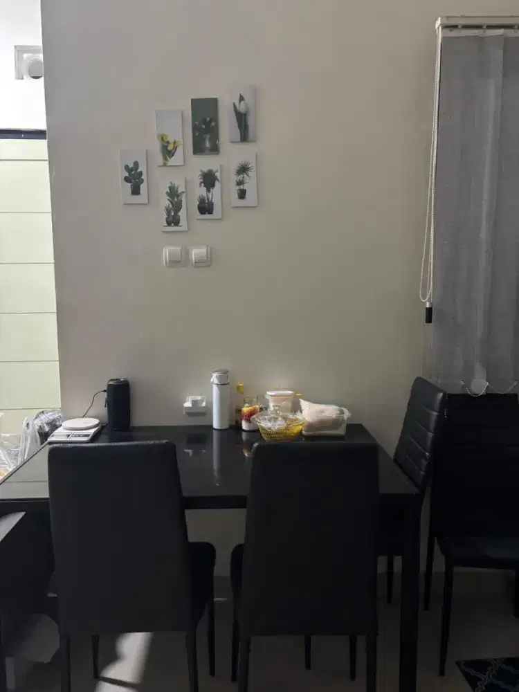 Meja Makan – Kondisi Baik & Siap Pakai