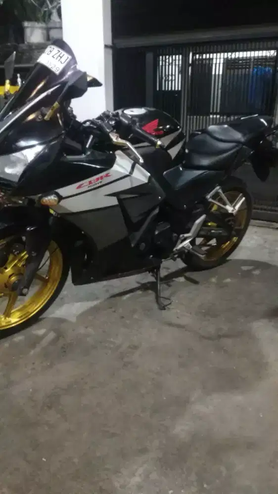 Honda CBR150R 2015 TANGAN 1 KONDISI 99% ORISINIL JRG PAKAI (KM 25RB)