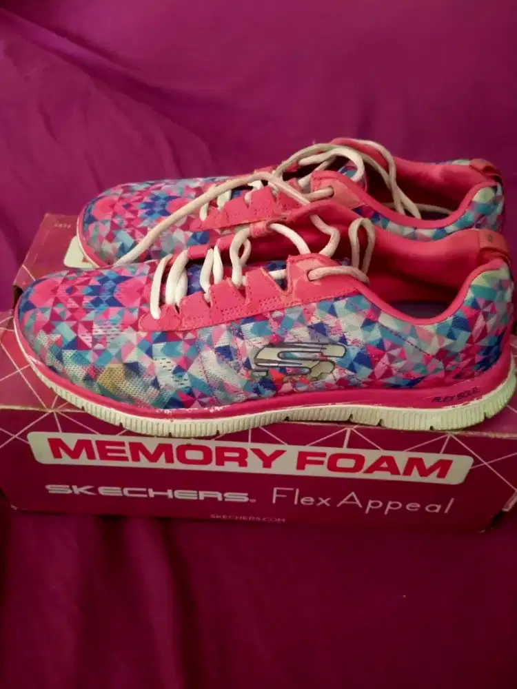 Sepatu Skechers ukuran 38