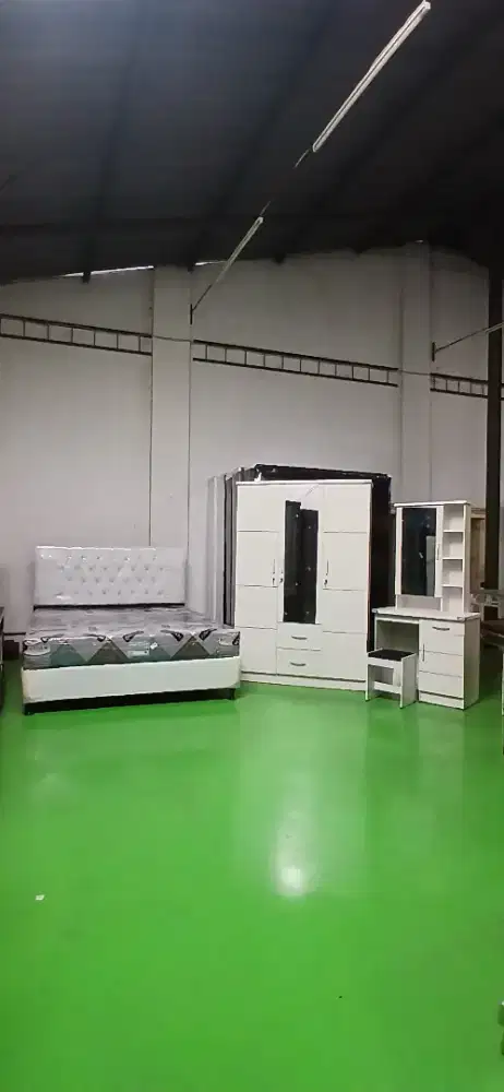 KAMAR SET 4 BARANG (LEMARI 3PINTU, MEJA RIAS, KASUR BUSA, DIVAN NO2)