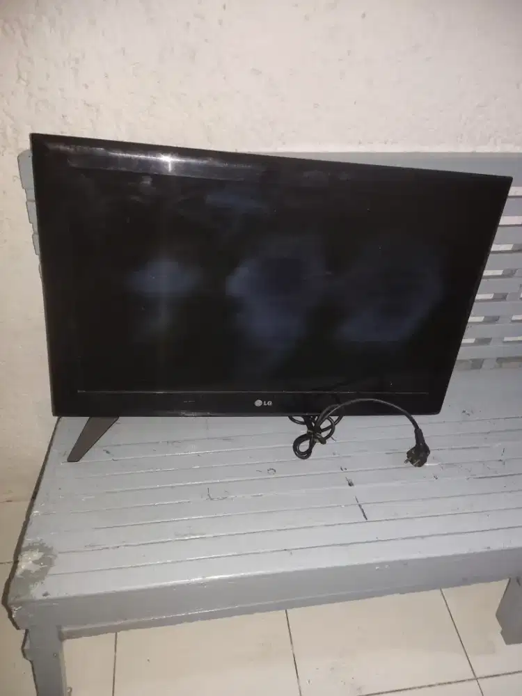 Tv LG 32 LCD gelap warna hitam