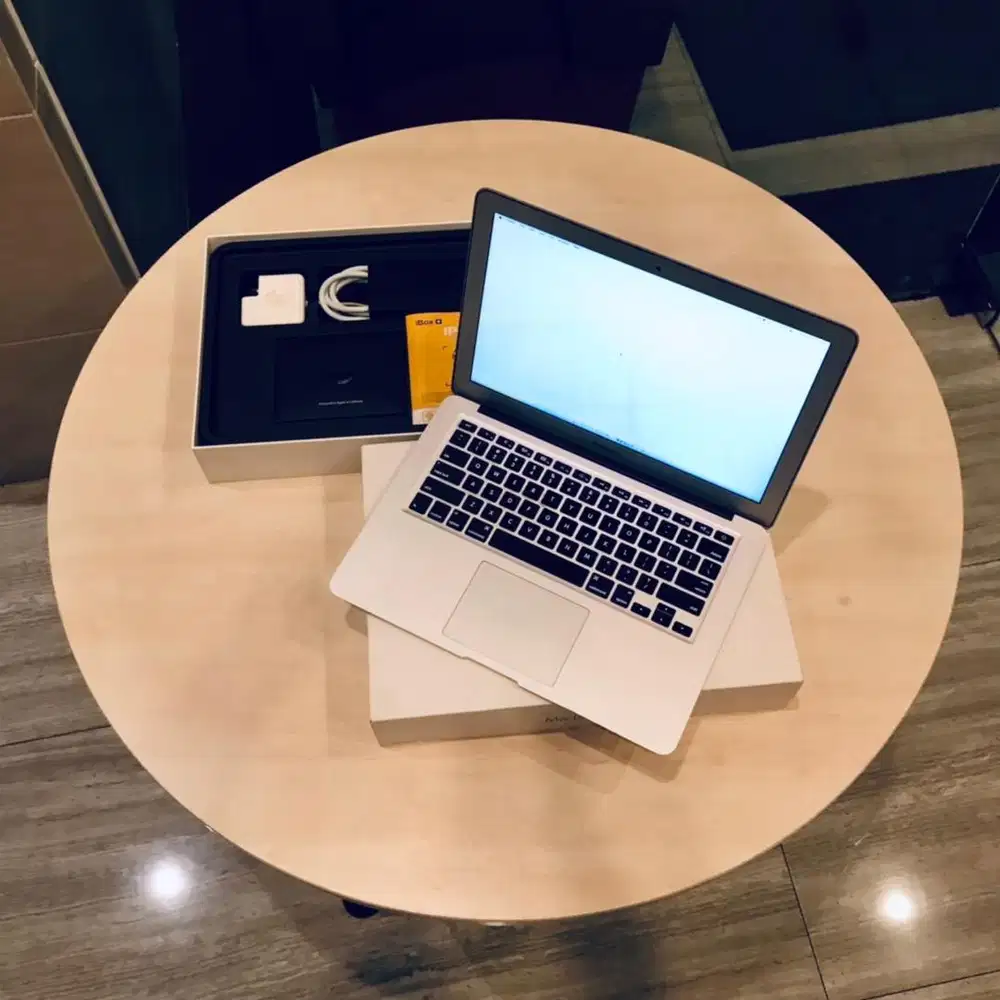 Macbook Air 2017 beli 2021 ibox PA/A Fullset Like New.
