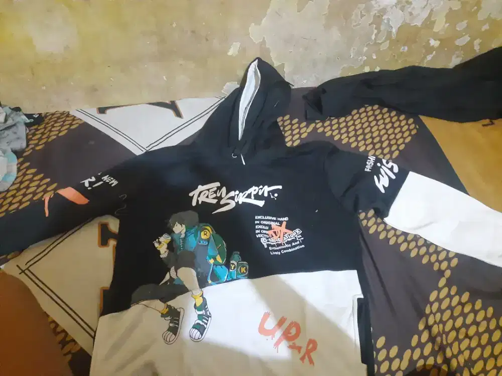 hoodie hitam putih