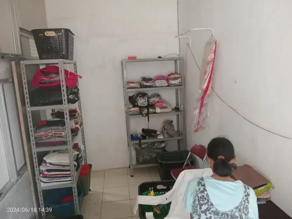 Karyawati setrika uap laundry