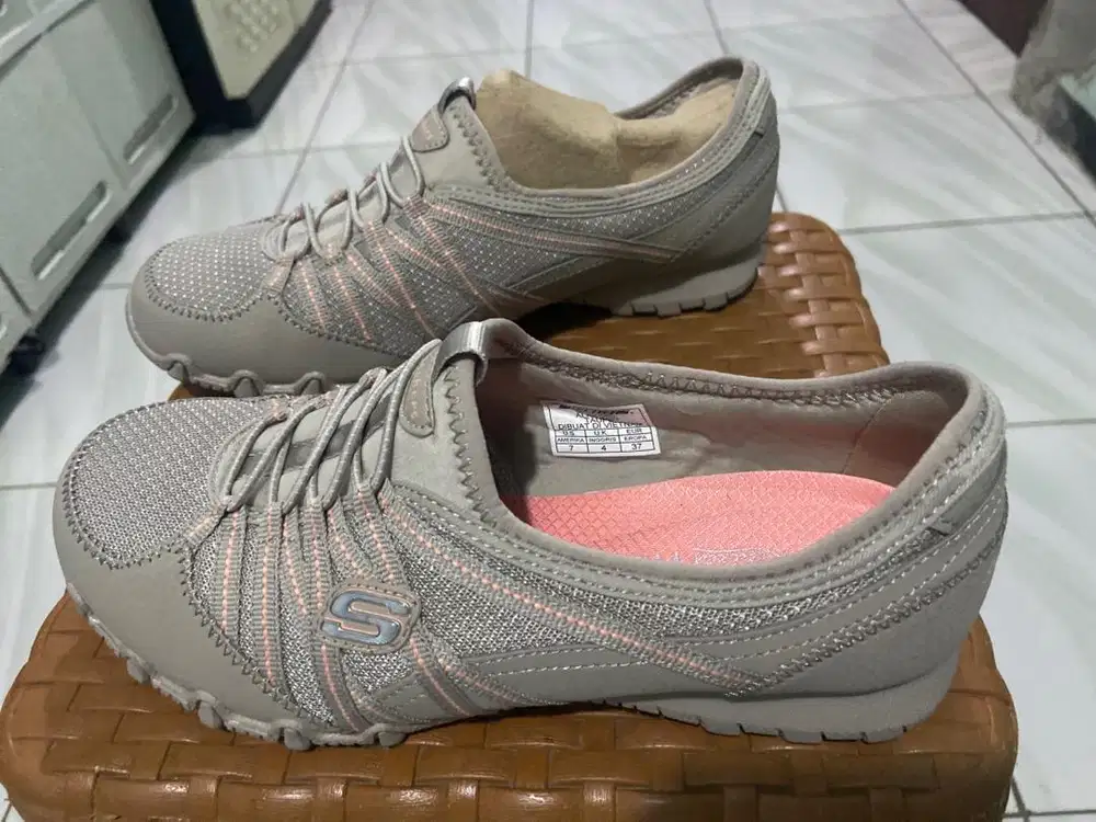 Sepatu wanita sneakers